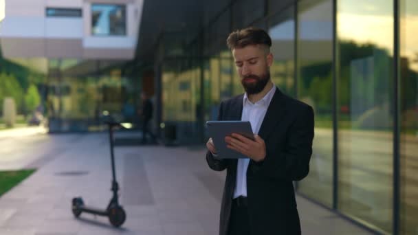 Handsome Bearded Caucasian Man Using Digital Tablet Business Centre Texting — Video Stock