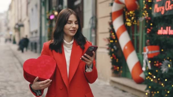 Happy Woman Walking Decorating Street Holding Heart Shape Gift Valentine — Stockvideo