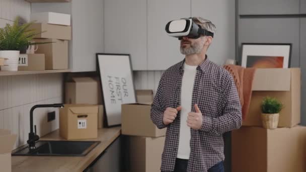 Homem Colocou Tecnologia Estima Apartamento Mobilado Homem Usando Realidade Virtual — Vídeo de Stock