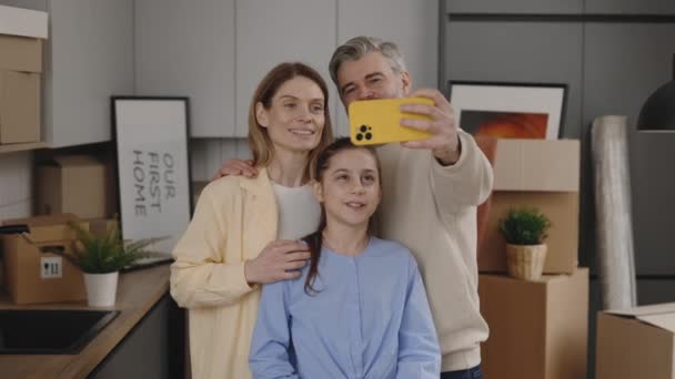 Rodina Dělá Selfie Svém Novém Domově Lepenkovými Krabicemi Pozadí Moderní — Stock video