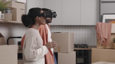 Afrikalı Amerikalı çift video teknolojisi kullandılar ve dairenin zaten döşenmiş olduğunu tahmin ediyorlar. Çift sanal gerçekliği yeni dairelerini döşenmiş görmek için kullanıyor.