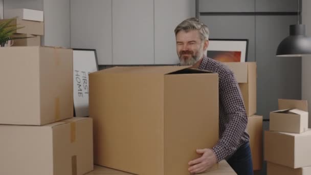 Pria Paruh Baya Pindah Apartemen Modern Baru Membawa Kotak Kardus — Stok Video