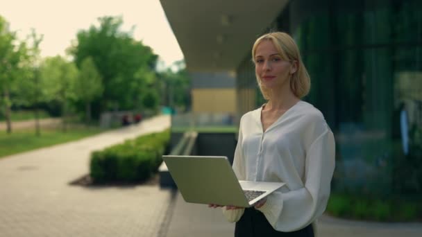 Portrait Business Woman Formal Suit Standing Office Building Using Laptop — Video Stock