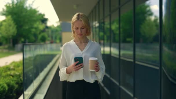 Confident Businesswoman Walks Modern Business District Texting Her Smartphone While — Video Stock