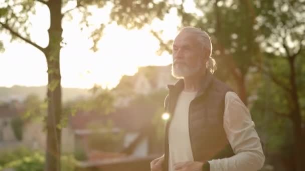 Actieve Senior Man Jogt Voor Een Gezonde Pensionering Levensstijl Oudere — Stockvideo