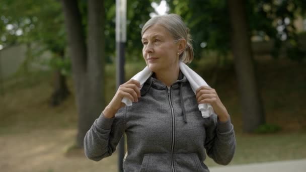 Portrait Charming Mature Woman Sporty Clothes Carrying Towel Her Neck — Stock video