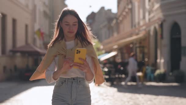 Charming Caucasian Woman Using Modern Smartphone While Walking City Street — 비디오