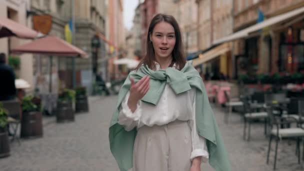 Вид Спереди Женщины Повседневной Одежде Стоящей Городской Улице Использующей Язык — стоковое видео