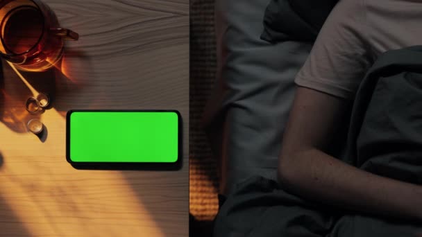 Верхній Вигляд Сучасного Смартфона Зеленим Макетом Розміщений Столі Біля Чашки — стокове відео