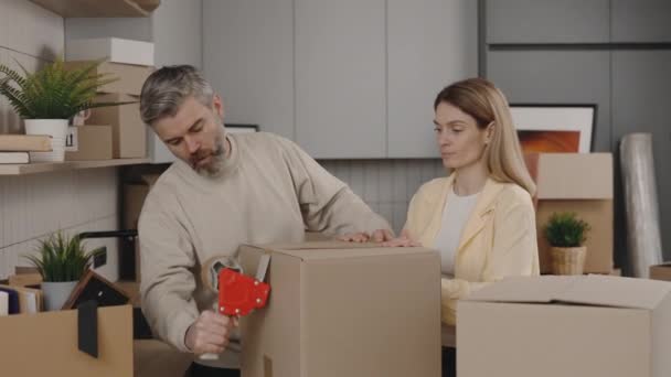 Familjen Packar Kartonger Med Home Things Relocation Fastigheter Bärbara Lådor — Stockvideo