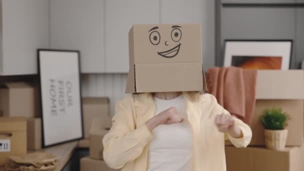 Funny Joyful Caucasian Woman Moving House Wearing Silly Cardboard Box — 비디오