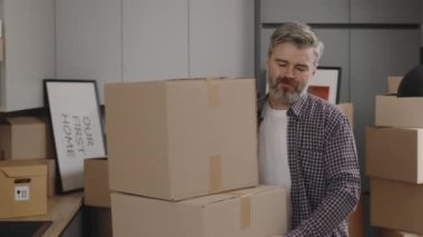 Orta yaşlı adam, Yeni Modern Oda 'da Ağır Karton Kutular Taşıyor Güzel Daire' ye Taşıyor ve Sırtında Ağrı Hissediyor. Yerleştirme ve Sağlık Sorunları. Erkek İşçi Sırtından Yaralandı