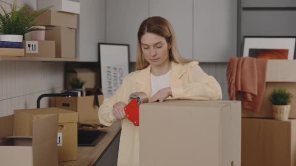 Woman Packing Home Things Relocation Middle Aged Woman Moving Packing — Stock videók