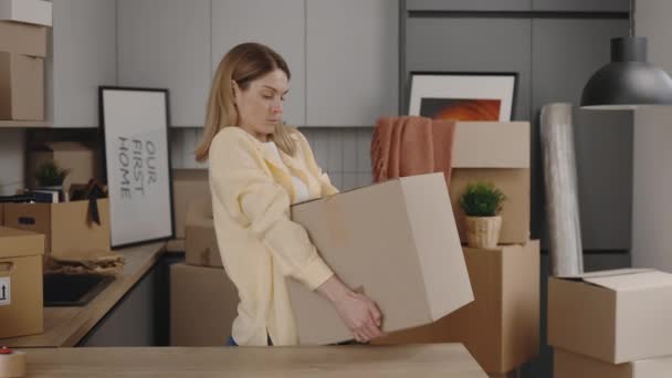 中年妇女背着沉重的纸板箱在新的现代化的房间搬到漂亮的公寓和感觉疼痛在后面 搬迁和健康问题 女工人在他背后受伤了 — 图库视频影像