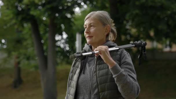 Retrato Mujer Madura Sonriente Después Caminar Escandinavo Sosteniendo Los Polacos — Vídeos de Stock