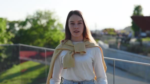 Döv Kvinna Aktivist Med Teckenspråk Säger Frasen Klimatförändring När Står — Stockvideo