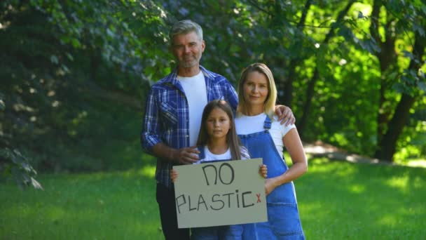 Семья Эко Активистов Держит Руках Плакат Экологического Движения Спасение Планеты — стоковое видео