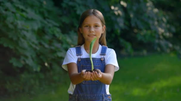 Καυκάσια Χαμογελαστή Νεαρή Κοπέλα Που Στέκεται Στο Πάρκο Και Δείχνει — Αρχείο Βίντεο