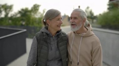 Parkta Spor Giyim Giyimi Giyip Konuşan Üst Sınıf Çifti. Olgun insanlar, Aşk İlişkisi, Spor Ailesi, Spor Çifti Konsepti