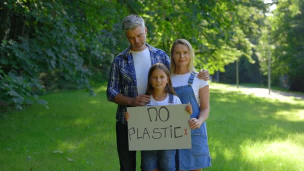 Όχι Πλαστική Αφίσα Καυκάσια Οικογένεια Οικολογικών Ακτιβιστών Που Κρατούν Πλακάτ — Αρχείο Βίντεο