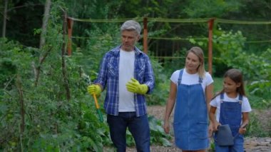 Kafkasyalı Çiftçi ve Tarım Eğitimi Turistleri ve Aileleri Bir Serada veya Çiftlikte Bitki Yetiştirme ve Sebze Bakımı Hakkında Eğiten. Tarım Turizmi Kavramı