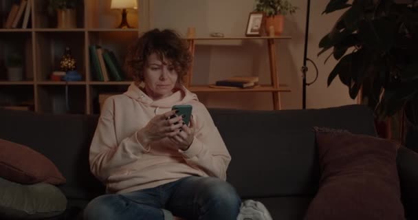 Vrouw Casual Kleding Met Behulp Van App Smartphone Scherm Tijdens — Stockvideo