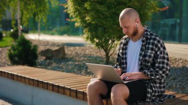 Erkek Öğrenci İnternette Laptop Çalışıyor. Genç İş Adamı Uzaktan Çalışıyor, Kablosuz Taşınabilir Bilgisayar, Daktilo, Sohbet, Tarama ve Programlama Uygulamaları ile. Dijital Göçebe