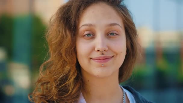 Retrato Hermosa Chica Sonriente Con Piercing Mirando Cámara Pie Afuera — Vídeo de stock
