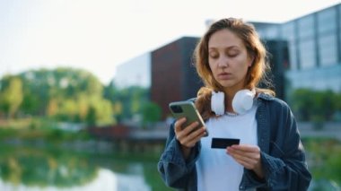 Genç Bayan Müşteri Kredi Kartı Akıllı Telefon Uygulama Bankasını Kullanıyor. Mutlu Kadın Alışverişci Çevrimiçi Dükkandan Anlık Kolay Mobil Ödemeler Kullanıyor. E-Bankacılık Uygulama Servisi