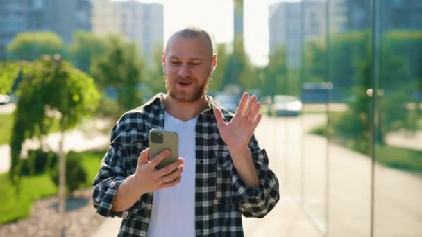 Sorriso Uomo Caucasico Che Cammina Fuori Utilizzando Smartphone Video Chiamare — Video Stock