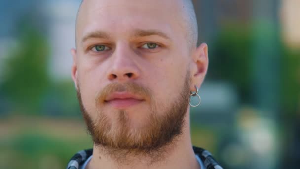 Ritratto Dell Uomo Caucasico Barba Piedi Fuori Nel Parco Studente — Video Stock