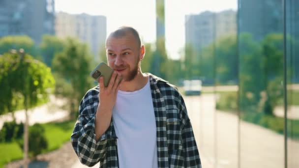 Jeune Homme Caucasien Marchant Dehors Utilisant Téléphone Enregistrant Message Vocal — Video