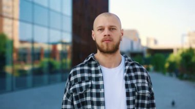 Gülümseyen Sakallı Beyaz Adam 'ın portresi caddede dikilip kameraya bakıyor. Dışarıdaki Genç Patron pozu, Çalışma gününden sonra ofis yakınlarındaki kameraya bakıyor.