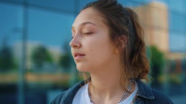 Piercing 'li Çekici Kadın' ın Portresi Dışarıda Duran Kameraya Bakıyor. Yüzü. Deri. Genç ve tatlı bayan doğrudan kameraya bakıyor. Kapat.