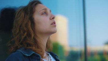 Ofis binasının yanında duran depresyondaki genç kadın. Üzgün Kafkas Kız Kırık, Kayıp, İlişki Sorunları, Karşılıksız Aşk. İnsan Sorunu
