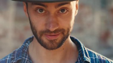 Kameraya Bakan Şapkalı Yakışıklı Gülümseyen Adam. Old City Caddesinde duran yakışıklı mutlu adamın portresi. Dışarıdaki genç turist. İnsanlar ve Gerçek Hayat kavramı. Kapat..