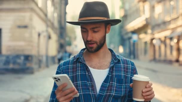 Happy Tourist Walking Street Picie Kawy Gospodarstwa Korzystanie Smartfona Rękach — Wideo stockowe