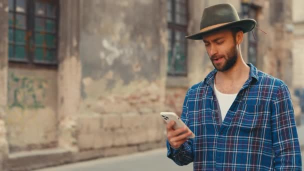 Człowieku Turysta Korzystający Telefonu Mieście Podczas Spaceru Wakacjach Przystojny Mężczyzna — Wideo stockowe
