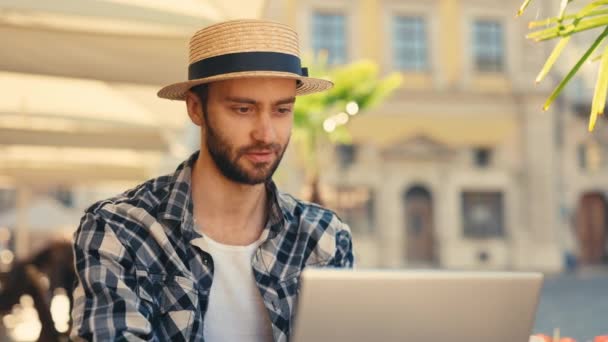 Close Caucasian Business Man Freelancer Trabajando Con Laptop Aire Libre — Vídeo de stock