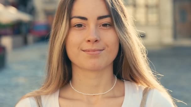 Porträt Eines Lächelnden Kaukasischen Gesichts Trendy Nette Kaukasische Dame Mit — Stockvideo