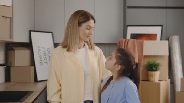 Mutter Und Tochter Lächeln Zusammen Ihrem Neuen Zuhause Einer Küche — Stockvideo