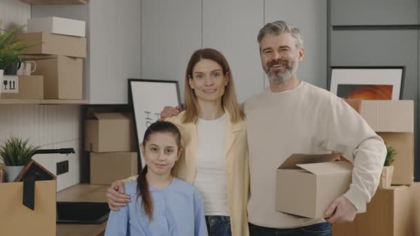 Unga Familje Porträtt Stående Sitt Nya Kök Hemma Omlokalisering Ler — Stockvideo