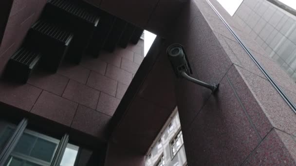 Низкий Угол Обзора Камеры Видеонаблюдения Расположенной Высоком Офисном Здании Роботизированная — стоковое видео