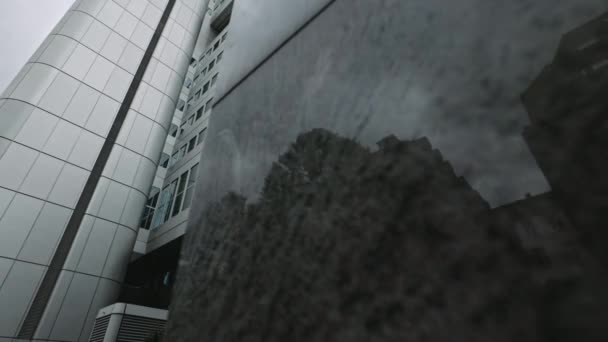 ガラスとコンクリートの高層ビル ドイツのフランクフルトのビジネスセンター ファサードの反射 現代の未来的な高層ビルのガラス面 — ストック動画