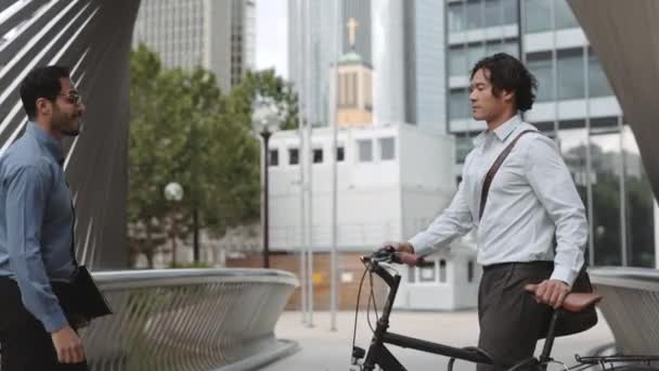 Trabajador Oficina Asiático Ropa Formal Con Bicicleta Reunirse Con Socio — Vídeo de stock