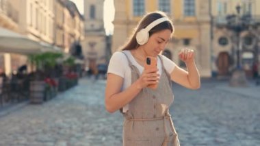 Kafası Kafasında Kafası Olmuş Güzel Çılgın Kafkas Turist Kız ve Şehir Sokaklarında Müzikle Dans Eden Açık Hava. Beyaz Kadın Dansçı, Şehir Yaşam Tarzı ve Şehir Gençliği Kültür Konsepti