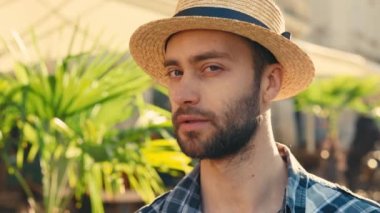 Görüntüyü Kapat. Güneş batarken Şapkalı Yakışıklı Beyaz Adam Kameraya Bakıyor. Caddede duran Çekici Turist Portresi. Dışarıdaki genç adam. İnsan ve Gerçek Hayat kavramı