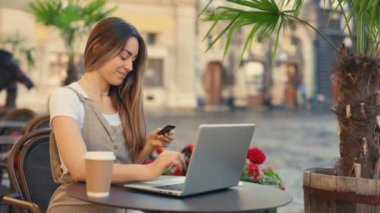 Kahve molası sırasında dizüstü bilgisayarda ödeme yapan güzel iş kadını. Web sitesindeki Genç Çekici Bayan Daktilo Kredi Kartı Numarası. Laptop ve Kredi Kartıyla Alışveriş ya da Ödeme