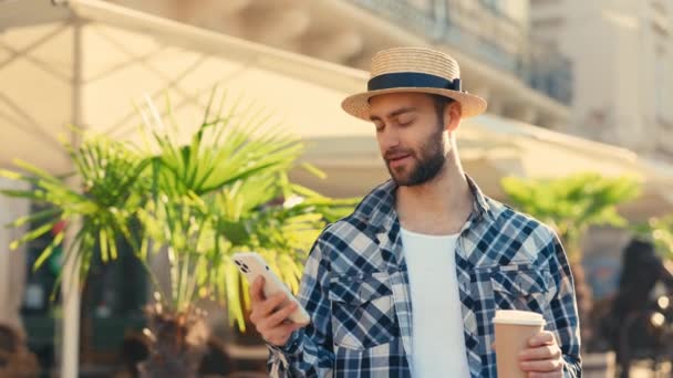 Snygg Man Turist Stående Street Holding Kaffe Och Använda Smartphone — Stockvideo