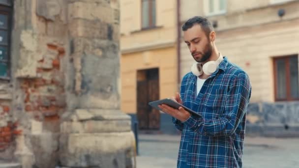Serieuze Handsome Toerist Wandelen Straat Met Behulp Van Digitale Tablet — Stockvideo